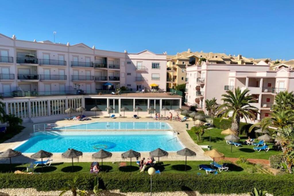 Lovely 2 Bedroom Apartment Including Pool, Stunning Ocean Views & Beach Closeby Praia Da Luz Exterior photo